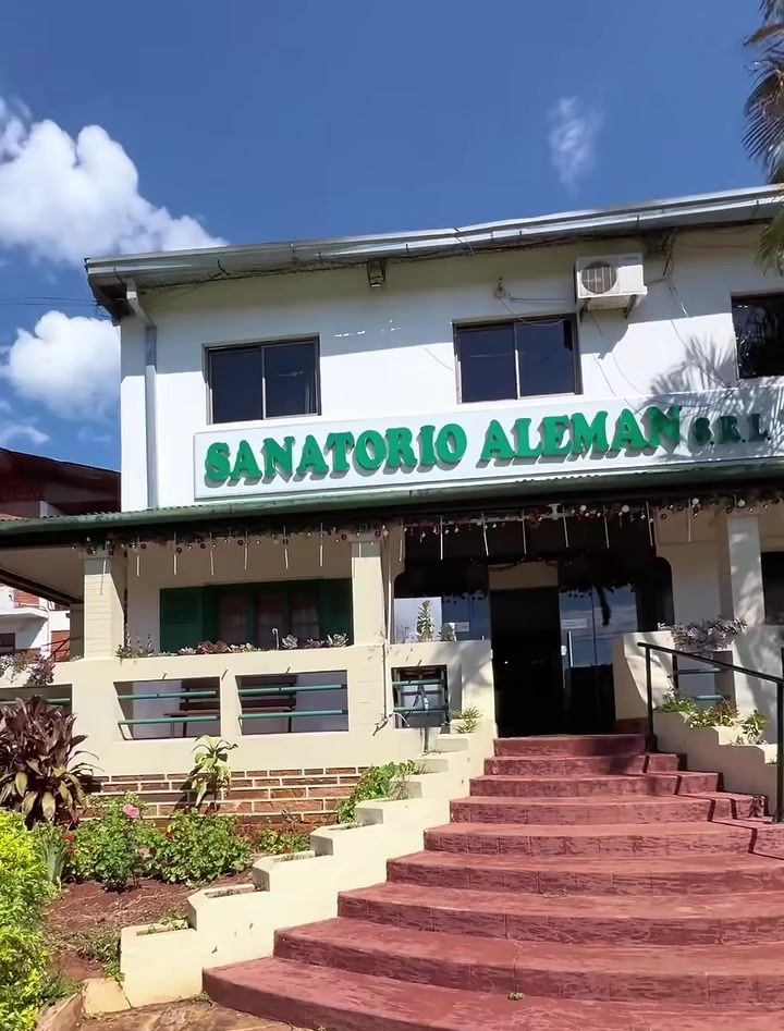 Entrada principal del Sanatorio Alemán, con su escalinata y el cartel en la fachada