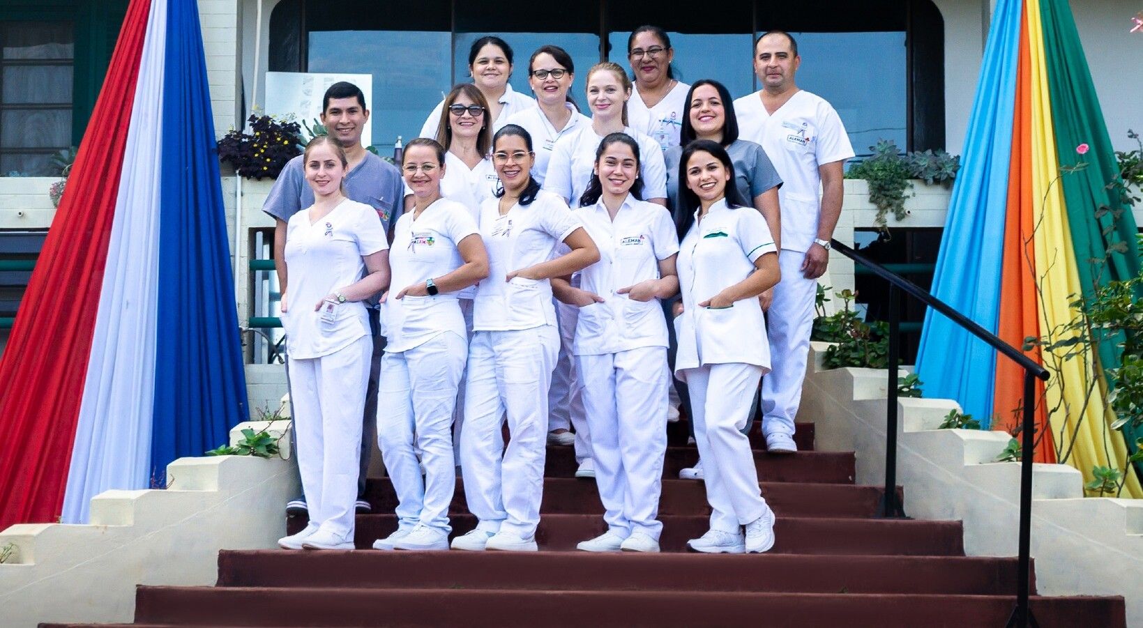 Equipo de enfermería del Sanatorio Alemán en la escalinata de la entrada